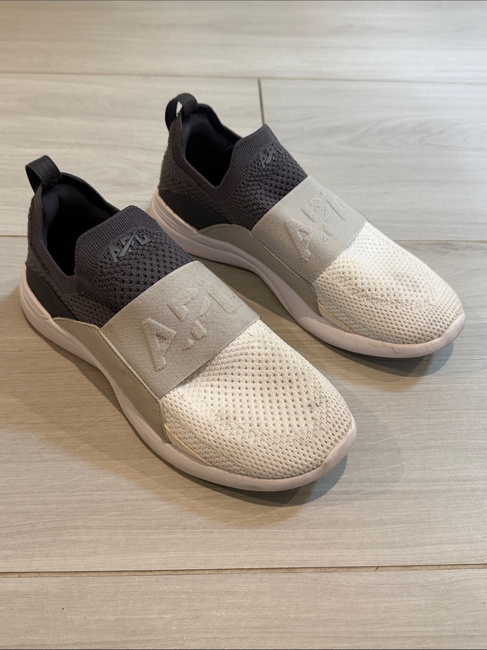 APL Kids TechLoom Slip-On Knit Athletic Sneakers in Gray and White, size 4